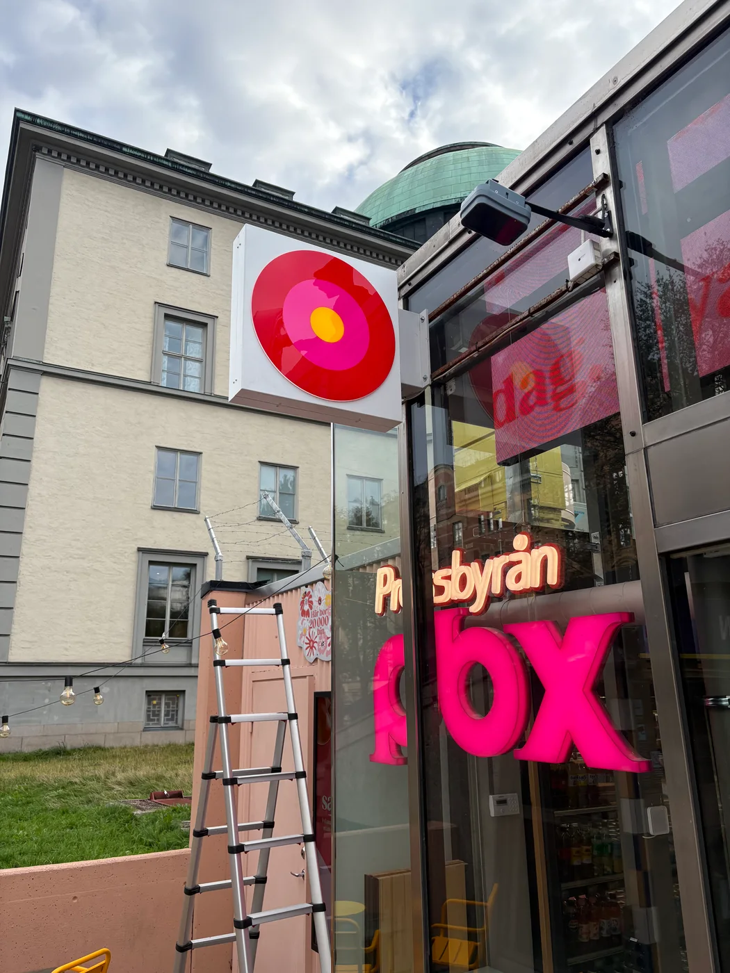 Skyltmontage vid en fasad