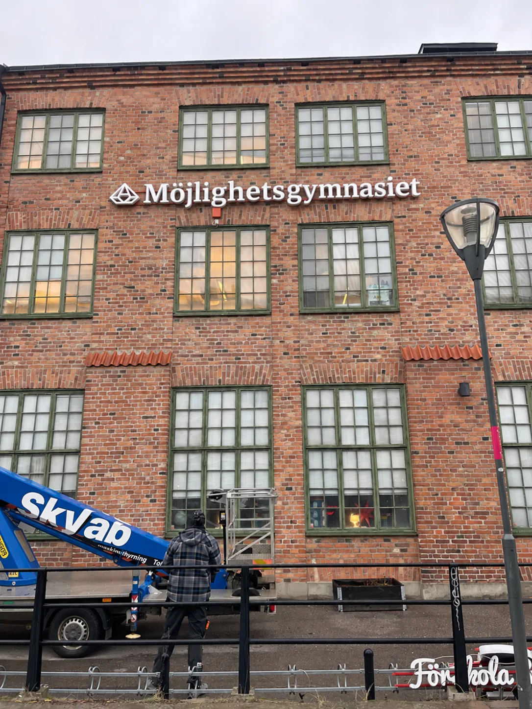 Monterade fasadbokstäver på en tegelfasad